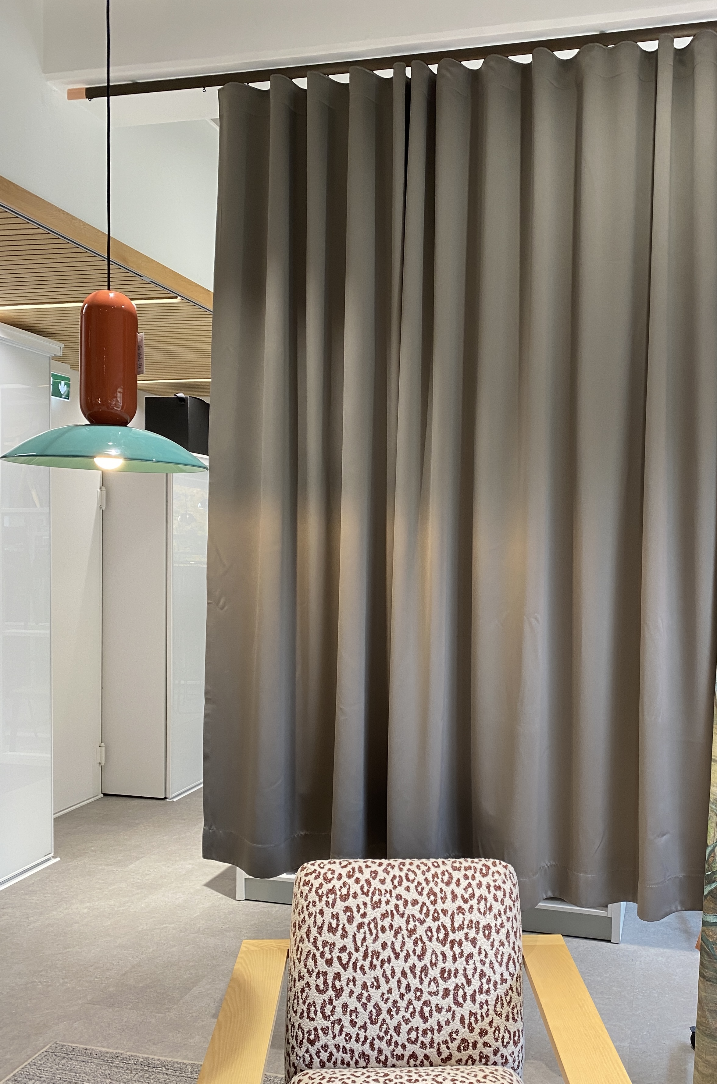 Hiekanvärinen dimout-pimennysverho, tuplaleveä