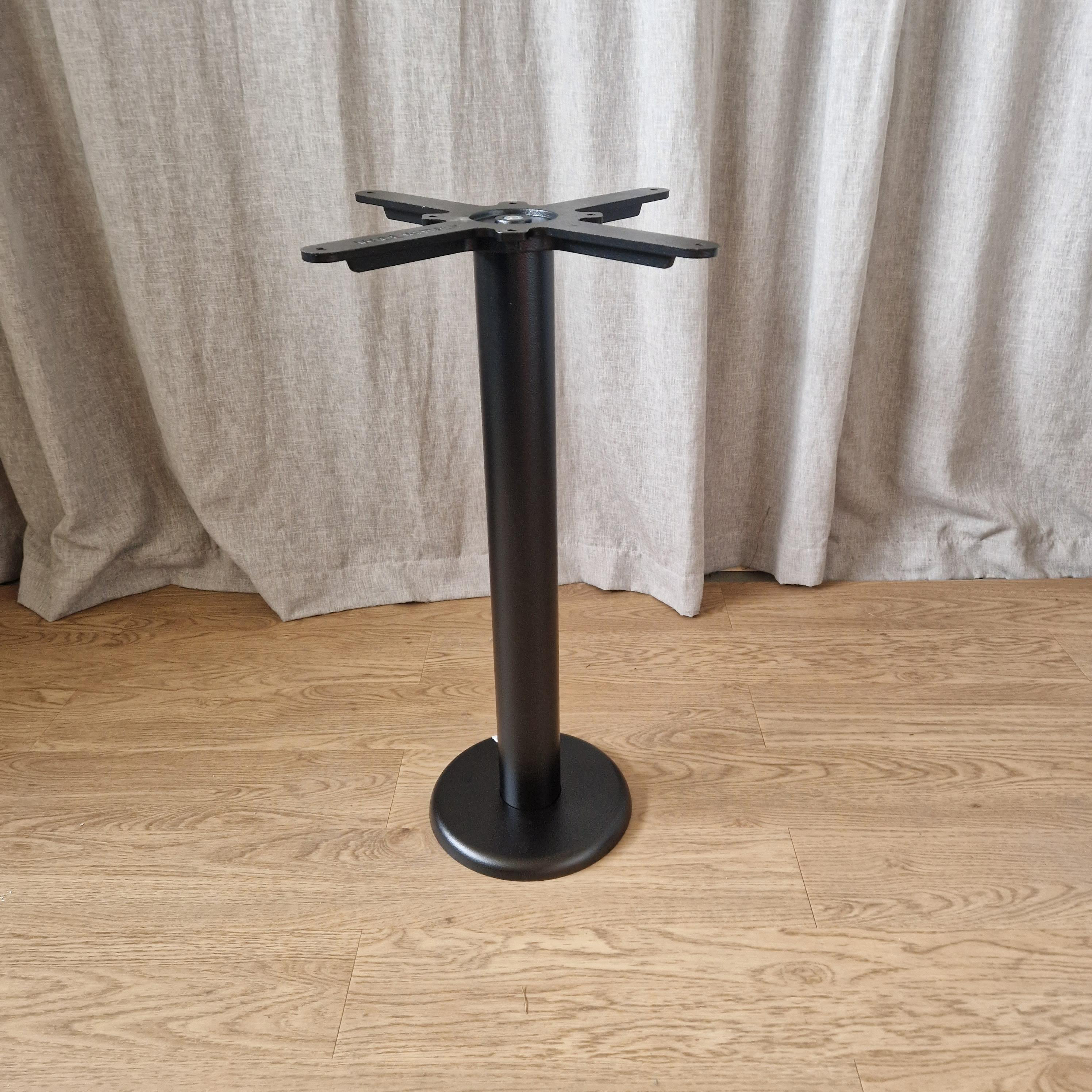 Pedrali Permanent 4731 pöydänjalka, musta