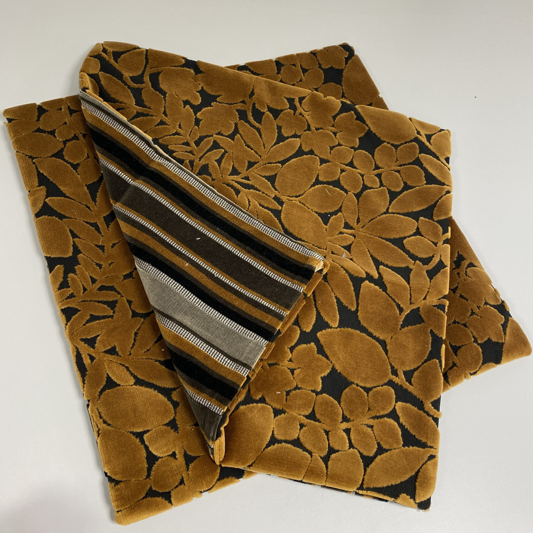 Kaksipuolinen tyynynpäällinen samettia, Panaz Palladio