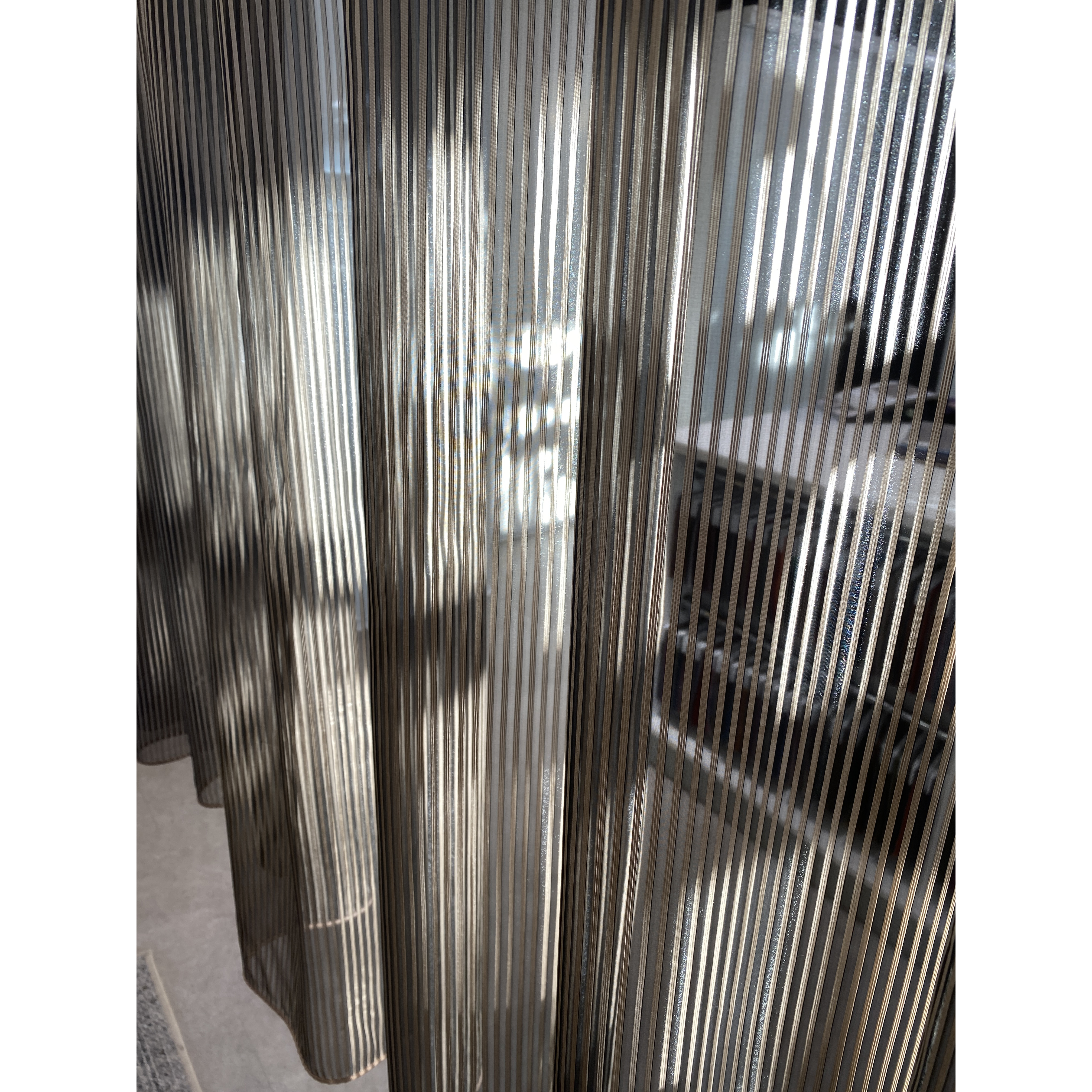 Tumma, vaalearaidallinen valoverho, tuplaleveä