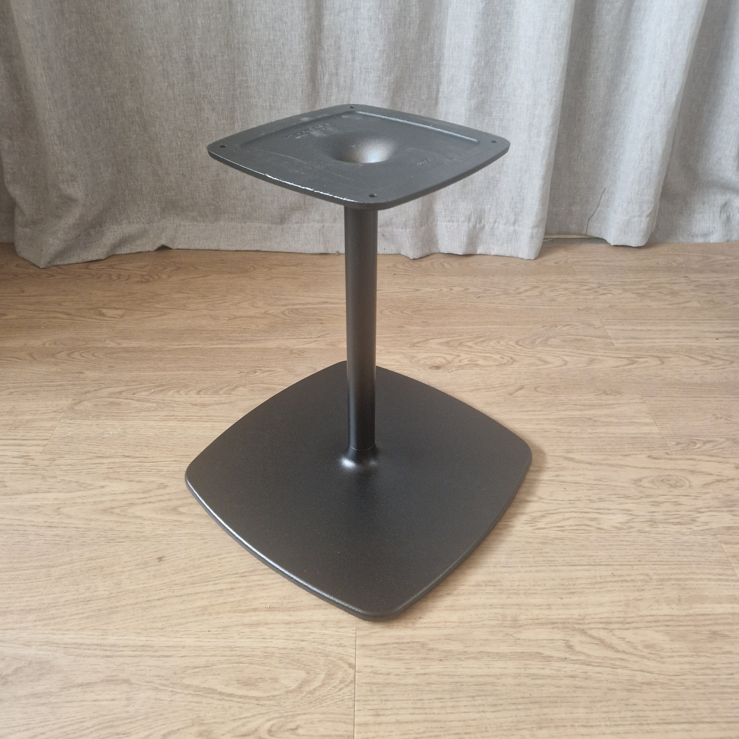 Pedrali Stylus pöydänjalka, musta