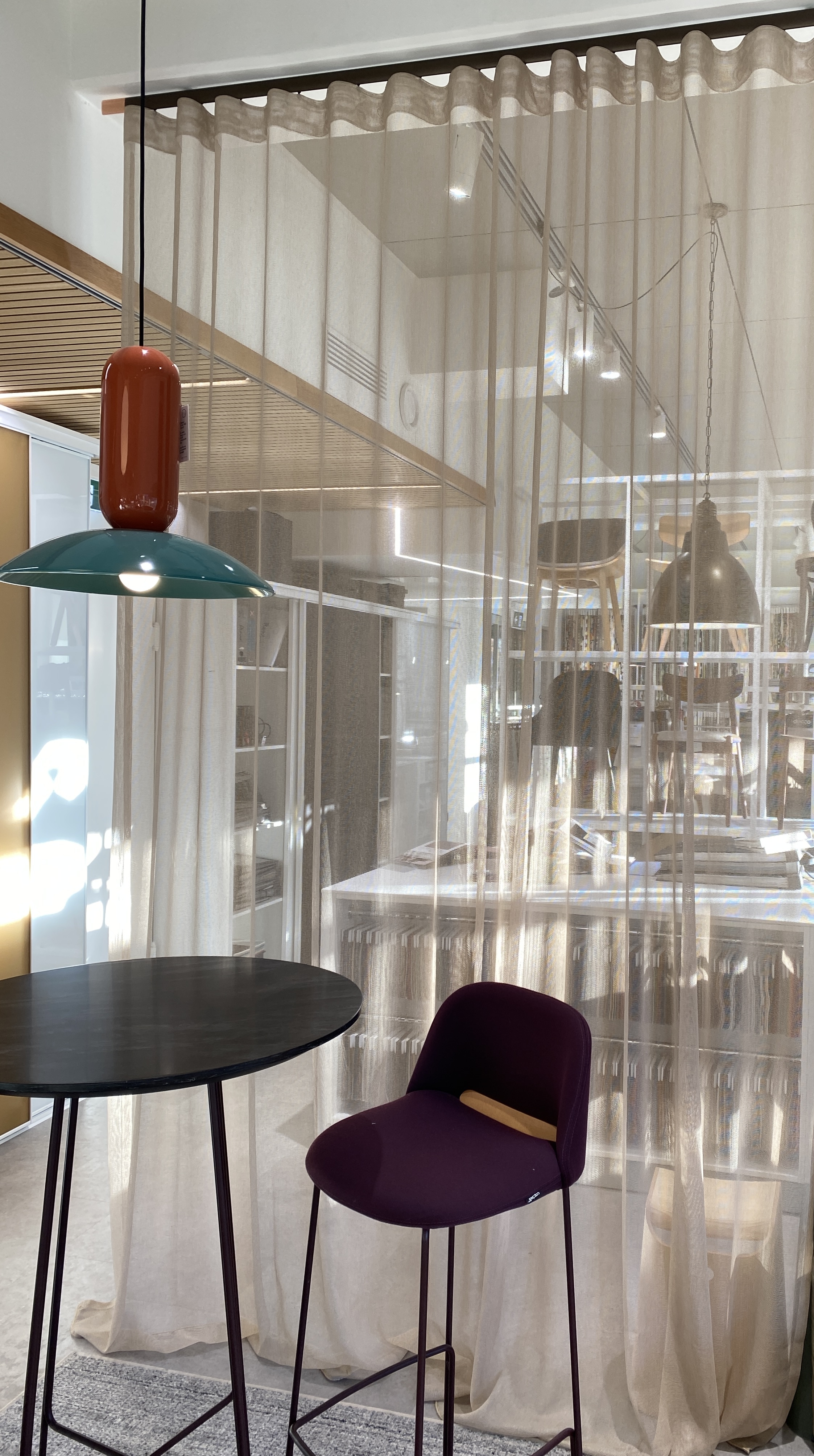 Vaalea valoverho, tuplaleveä