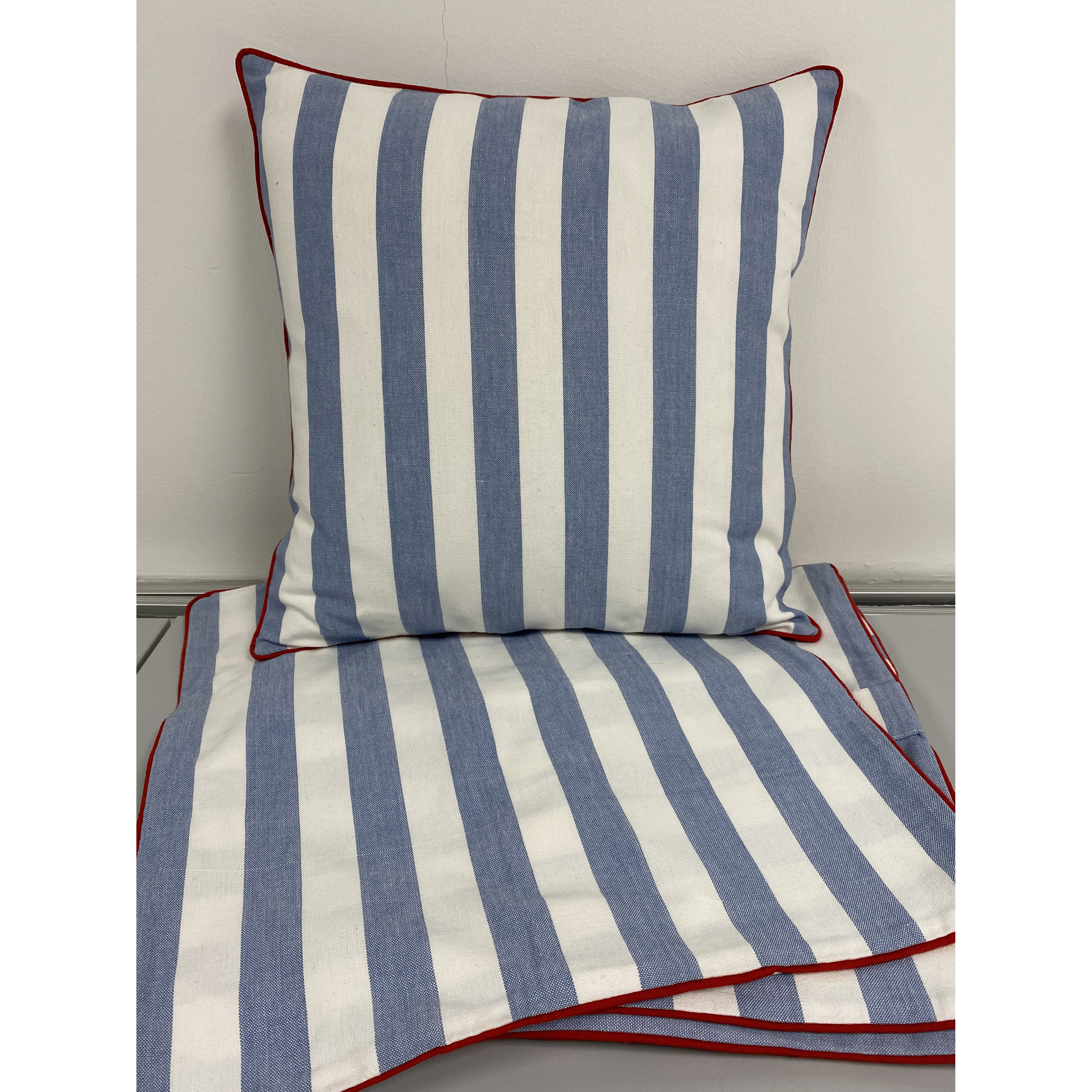 Sinivalkoraidallinen tyynynpäällinen puuvillaa