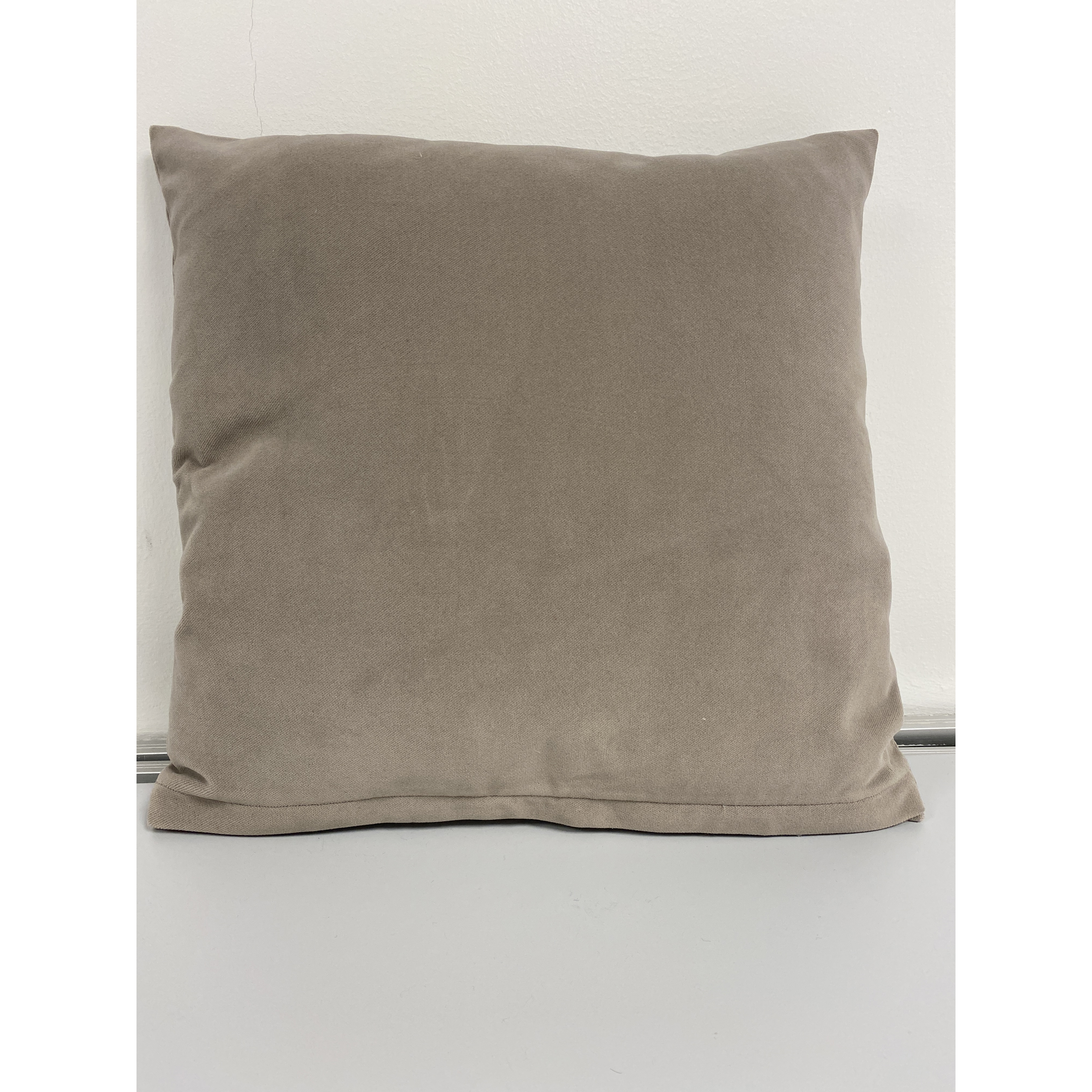 Harmaanruskea tyynynpäällinen samettia 45x46 cm